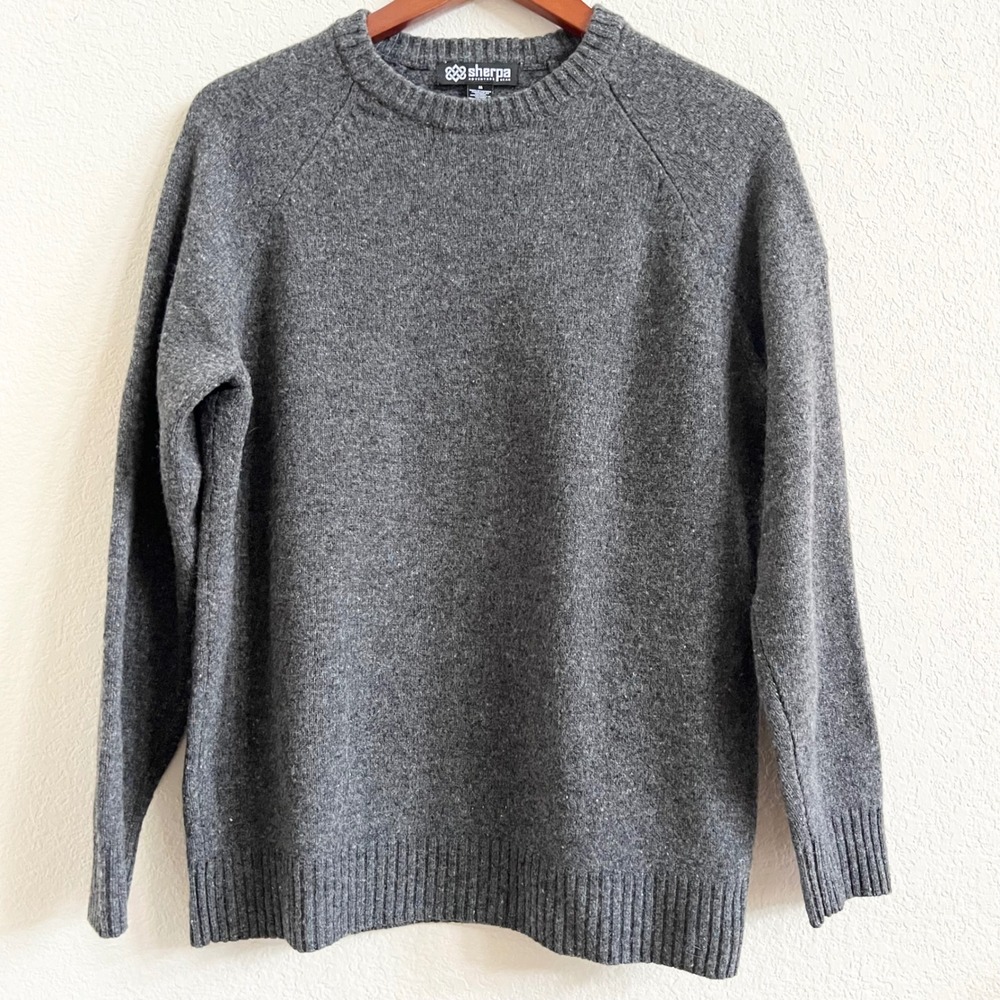 Sherpa Men's Gray Crewneck Sweater